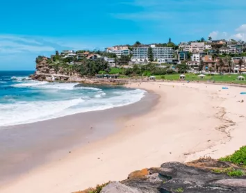 La plage de Coogee est une superbe arche de sable blanc